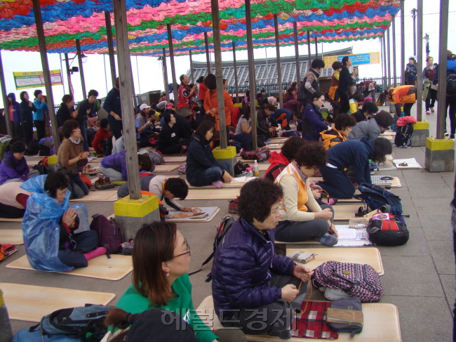 [사진=2017학년도 대학수학능력시험을 코앞에 둔 14일 오후 경북 경산시 팔공산 갓바위를 찾은 학부모들이 자녀의 수능 고득점을 기원하는 기도를 하고 있다. 경산=김병진 기자/kbj7653@heraldcorp.com]