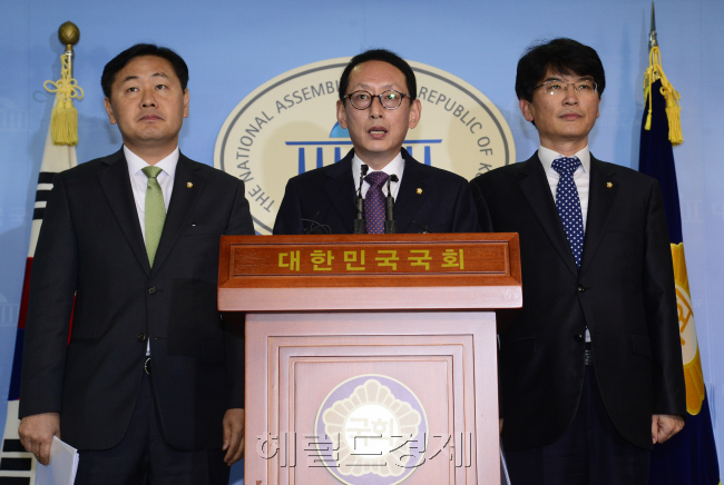 [사진=14일 오후 서울 여의도 국회 정론관에서 여야3당 원내수석부대표가 박근혜-최순실 게이트 관련 특검법 등 합의사항을 발표하고 있다. 박해묵 기자/mook@heraldcorp.com]