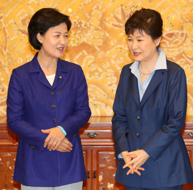 President Park Geun-hye (right) and Rep. Choo Mi-ae, leader of the main opposition Democratic Party of Korea, pose during talks at Cheong Wa Dae last September. (Yonhap)
