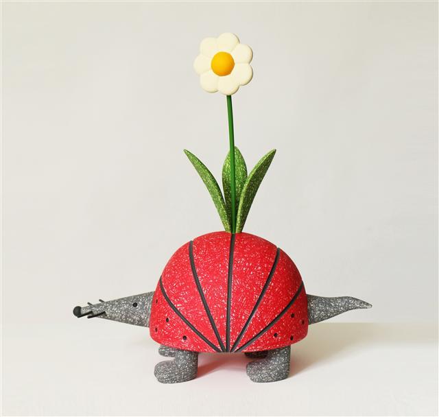 등에 꽃이 있는 아르마딜로, 레진에 크레파스, 50x25x55cm, 2016 [사진제공=신한갤러리]