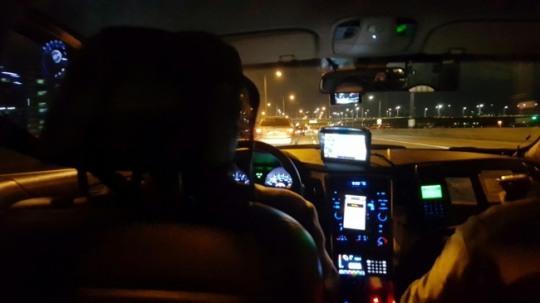 하루 11시간 300km 달려도 한달에 사납금을 내고 나면 손에 쥐는 건 120만원에 불과한 택시기사들의 현실이다.