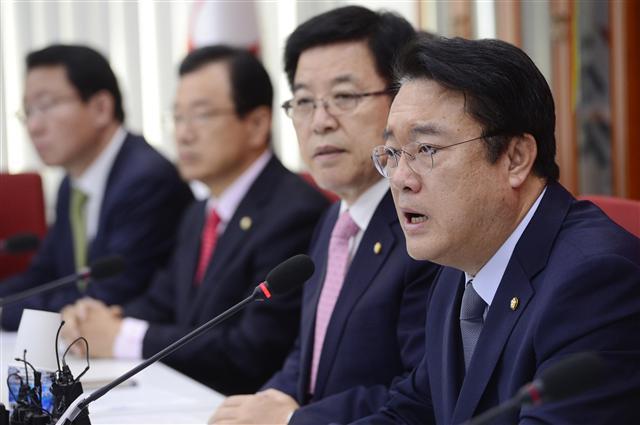 해체 또는 분당(分黨) 위기까지 거론되는 새누리당의 정진석(오른쪽) 원내대표가 15일 오전 서울 여의도 국회에서 열린 원내대책회의에서 심각한 표정으로 모두발언을 하고 있다.
박해묵 기자/mook@heraldcorp.com