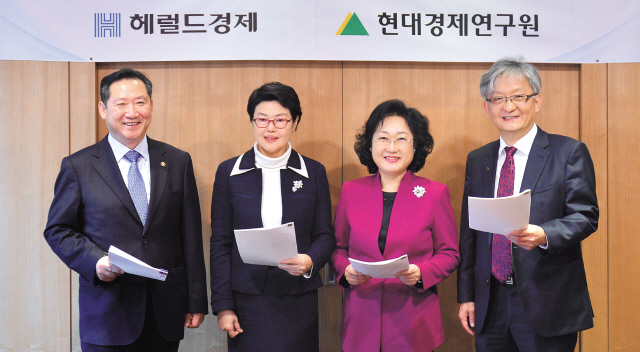헤럴드경제와 현대경제연구원의 연중 세미나 ‘출산율 2.1 시대를 향한 낯선 경제학’의 여섯번째 좌담회가 지난 8일 서울 소공동 롯데호텔에서 개최됐다. 왼쪽부터 권용현 여성가족부 차관, 이수연 제이앤비 컨설팅 대표, 이명선 한국여성정책연구원장, 강인수 현대경제연구원장.  이상섭 기자/babtong@heraldcorp.com
