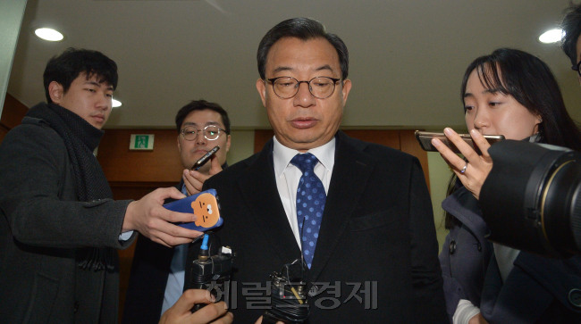 [사진=이정현 새누리당 대표가 15일 오전 서울 여의도 새누리당 당사에서 열리는 3선 의원 간담회에 참석하기 위해 굳은 표정으로 당대표실로 들어가고 있다. 간담회는 비공개로 진행됐다. 박해묵 기자/mook@heraldcorp.com]