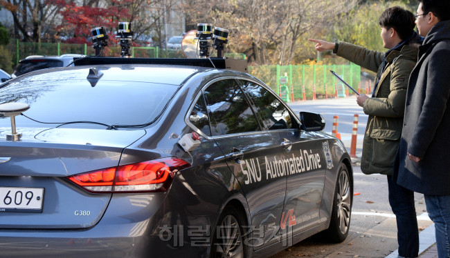[헤럴드경제=박현구 기자] 15일 오전 서울 관악구 서울대 관악캠퍼스 내 뉴미디어통신연구소에서 서울대 지능형자동차IT연구센터 연구원들이 자율주행차 ‘스누버2’를 공개하고 있다. ‘스누버2’는 지난해 선보인 ‘스누버’와 비교해 초정밀 3차원 지도가 적용되는 등 각종 사양이 업그레이드됐다. 개발자인 서승우 서울대 지능형자동차IT연구센터장(전기ㆍ정보공학부 교수)은 “자동차 외관에 장착된 센서는 작아지고 성능은 더욱 높인 것이 ‘스누버2’의 특징”이라며 “AI(인공지능)를 통해 자동차 주변 물체, 자기 위치, 정밀지도 등을 더욱 정확하게 인식하고 다양한 시나리오들에 유연하게 대처하고 합리적으로 판단할 수 있도록 한 게 핵심”이라고 설명했다.
phko@heraldcorp.com