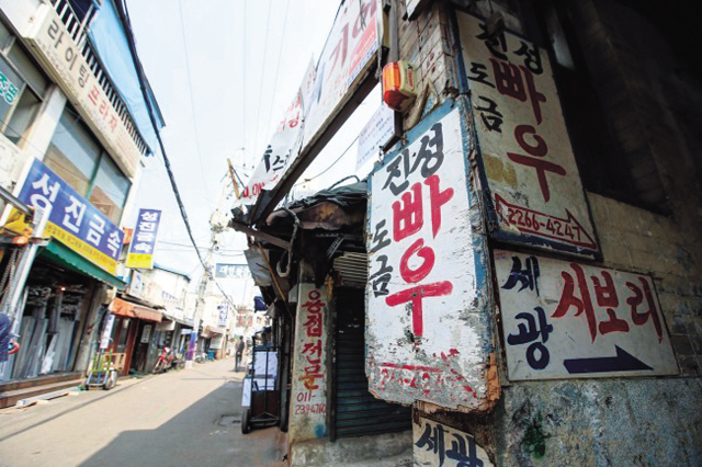 경복궁역 인근 통인시장 골목길.
80년대 명동~서울광장거리 시위.
광장시장 모듬전가게 할머니.
동대문인근 을지~청계 골목.
11·12 촛불집회.