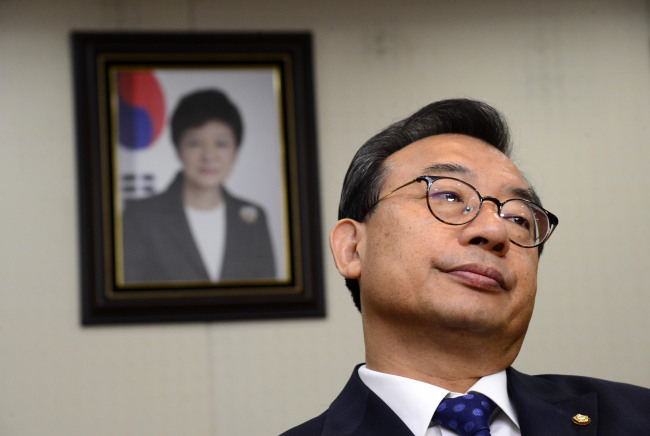 이정현 새누리당 대표가 15일 오전 서울 여의도 새누리당 당사에서 이 대표의 사퇴를 촉구하는 원외당협위원장들과 면담을 하고 있다. 박해묵 기자/mook@heraldcorp.com
이정현 새누리당 대표가 15일 오전 서울 여의도 새누리당 당사에서 이 대표의 사퇴를 촉구하는 원외당협위원장들과 면담을 하고 있다. 박해묵 기자/mook@heraldcorp.com