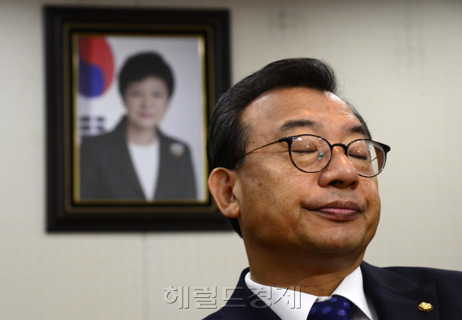 [사진=이정현 새누리당 대표가 15일 오전 서울 여의도 새누리당 당사에서 이 대표의 사퇴를 촉구하는 원외당협위원장들과 면담을 하고 있다. 박해묵 기자/mook@heraldcorp.com]