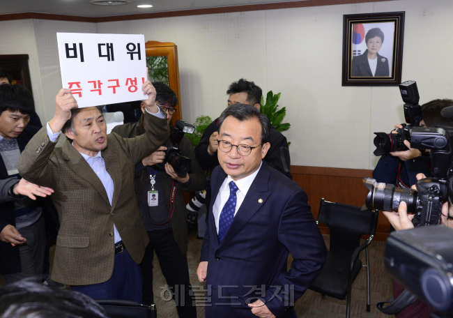 [사진=이정현 새누리당 대표가 15일 오전 서울 여의도 새누리당 당사에서 단식농성 중인 원외당협위원장들과 면담을 마친 뒤 이동하려 심정우 광주을 위원장으로부터 사퇴를 촉구하는 강력한 항의를 받고 있다. 박해묵 기자/mook@heraldcorp.com]