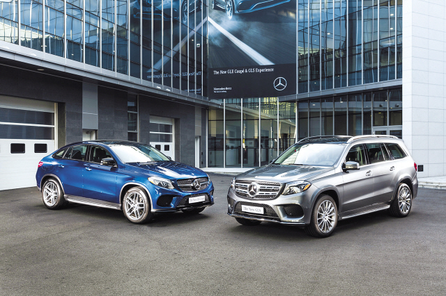 사륜구동 SUV인 BMW ‘x드라이브 M50d’가 오프로드를 달리는 모습(왼쪽)과  전시되고 있는 메르세데스-벤츠 ‘더 뉴 GLS’ 모습.  [사진제공=BMW코리아, 메르세데스-벤츠코리아]