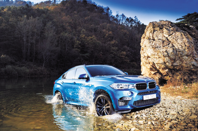 사륜구동 SUV인 BMW ‘x드라이브 M50d’가 오프로드를 달리는 모습(왼쪽)과  전시되고 있는 메르세데스-벤츠 ‘더 뉴 GLS’ 모습.  [사진제공=BMW코리아, 메르세데스-벤츠코리아]