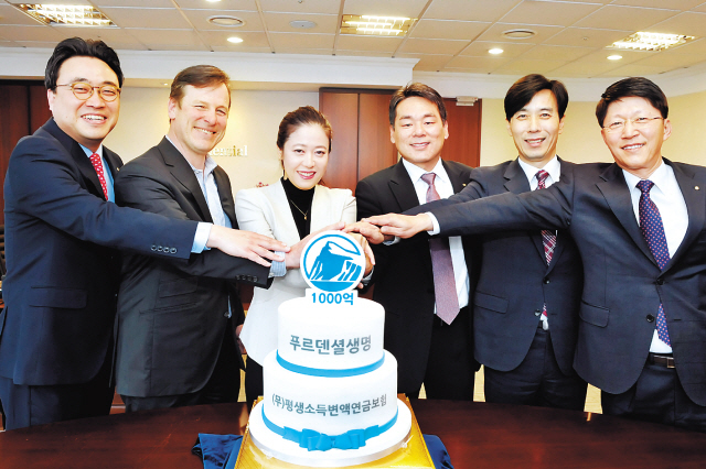 푸르덴셜생명이 연금보험 누적 판매액 1000억 원을 돌파해 마련한 축하의 자리에 커티스 장 대표(오른쪽 세번째) 등이 참석했다.