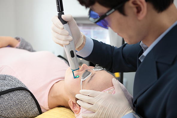 ▲최근에는 기미잡티에 치료에 색소제거 레이저 병행치료가 각광을 받고 있다