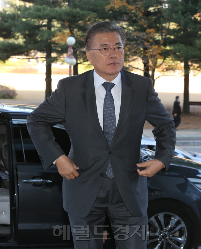 [사진=문재인 전 더불어민주당 대표가 15일 오후 국회 의원회관에서 현 시국상황과 관련한 기자회견을 하기위해 차량에서 내려 걸어가고 있다.  박해묵 기자/mook@heraldcorp.com]