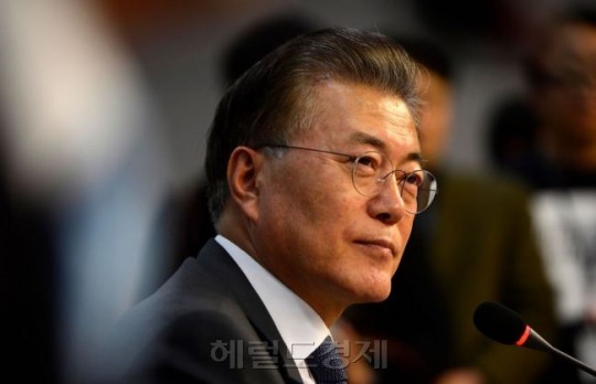 [사진설명=문재인 더불민주당 전 대표가 15일 오후 서울 여의도 국회의원회관에서 기자간담회를 가지고 있다. 박해묵 기자/mook@heraldcorp.com]