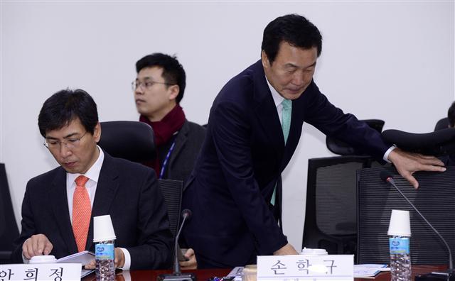 손학규 민주당 전 상임고문(오른쪽)과 안희정 충남도지사가 16일 오전 서울 여의도 국회의원회관에서 열린 ‘따뜻한 미래를 위한 정치기획 토론회’에 자리를 함께했다.
박해묵 기자/mook@heraldcorp.com