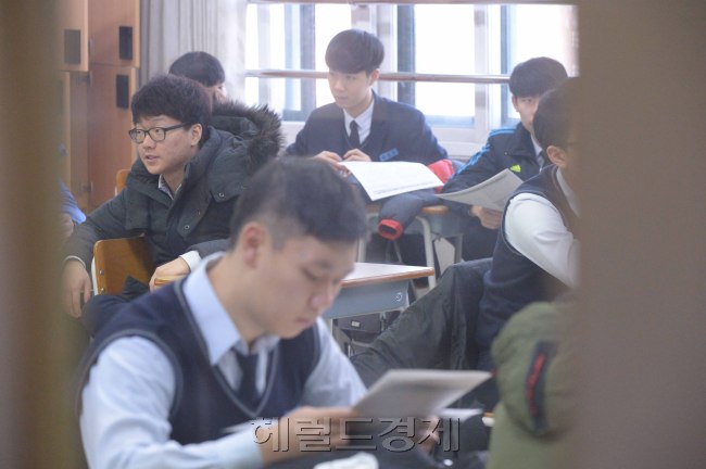 [사진=2017학년도 대학수학능력시험을 하루 앞둔 16일 서울 용산고 학생들이 수험생 유의사항을 받은 뒤 주의깊게 읽어보고 있다. 정희조 기자/checho@heraldcorp.com]