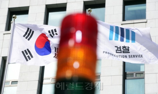 헌정 사상 초유의 현직 대통령에 대한 검찰 조사가 당초 예정됐던 16일을 넘길 것으로 관측되면서 검찰의 고민이 깊어지는 모습이다. [사진=헤럴드경제DB]