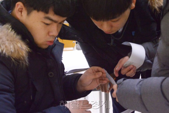 [사진=수능 하루 전인 16일 학생들이 수험표를 두고 이야기를 하고 있다. 정희조 기자/checho@heraldcorp.com]