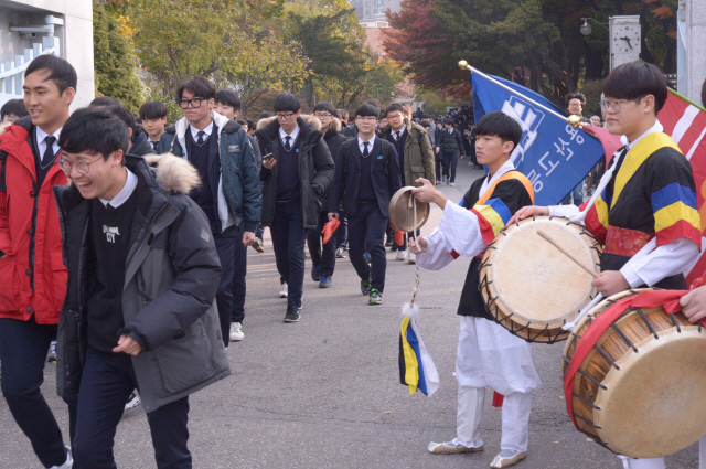 수능일을 하루 앞둔 16일 용산고등학교에서 고3수능시험생들이 후배들의 격려가 담긴 출정식과 함께 고사장으로 예비출석을 하러 학교문을 나서고 있다. <br />정희조 기자/checho@heraldcorp.com  161116