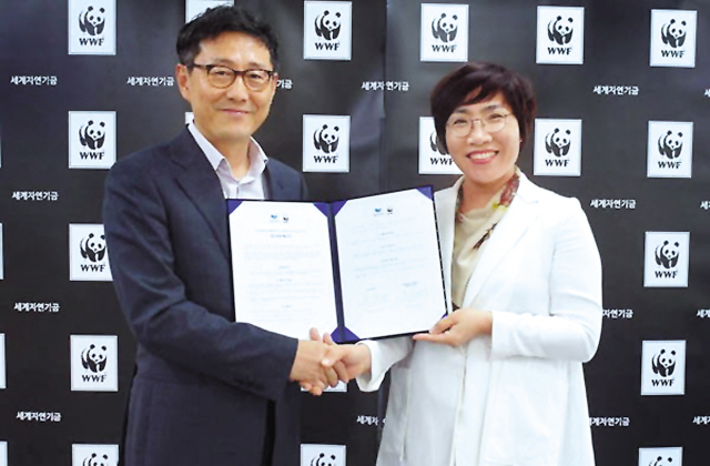 한국 최초 ASC 인증을 준비하는 청산바다의 위지연(오른쪽) 대표가 윤세웅 세계자연기금 한국본부(WWF-Korea) 대표와 파트너십 체결을 하고 있다.