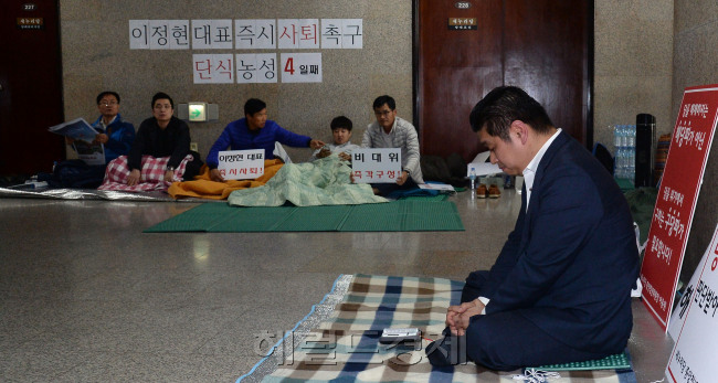[사진=새누리당 이용원(오른쪽) 중앙청년위원장이 16일 오전 서울 여의도 국회 새누리당 당 대표실 앞에서 이정현 대표의 사퇴를 반대하며 단식농성을 하고 있다./ 안훈 기자 rosedale@heraldcorp.com]