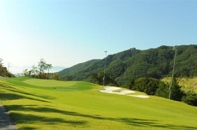 한국과 미국 군 당국이 사드배치 부지로 선정한 롯데스카이힐 성주컨트리클럽 전경.