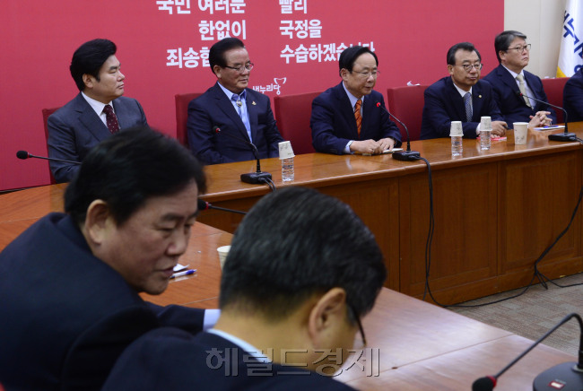 [사진=최경환 새누리당 의원이 16일 오전 서울 여의도 새누리당 당사에서 열린 당대표 및 최고위원-중진의원 연석간담회에 참석해 이정현 대표의 발언을 경청하고 있다. 박해묵 기자/mook@heraldcorp.com]