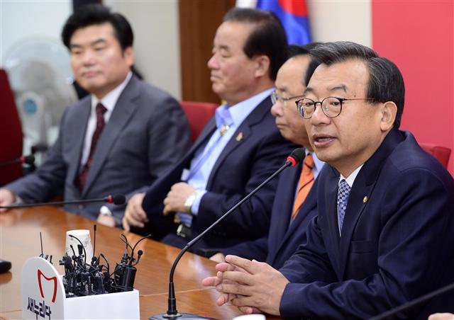 이정현 새누리당 대표(오른쪽)가 16일 오전 서울 여의도 새누리당 당사에서 열린 당대표 및 최고위원-중진의원 연석간담회에서 모두발언을 하고 있다.  박해묵 기자/mook@heraldcorp.com