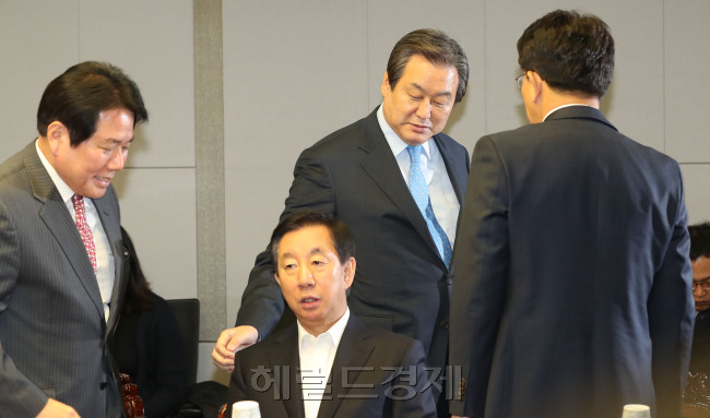 [사진=16일 서울 여의도 국회의원회관에서 열린 '새누리당 비주류 주도 비상시국 준비위원회'에 김무성, 오세훈등 비박계 의원들이 참석해 회의시작을 기다리고 있다. 박해묵 기자/mook@heraldcorp.com]