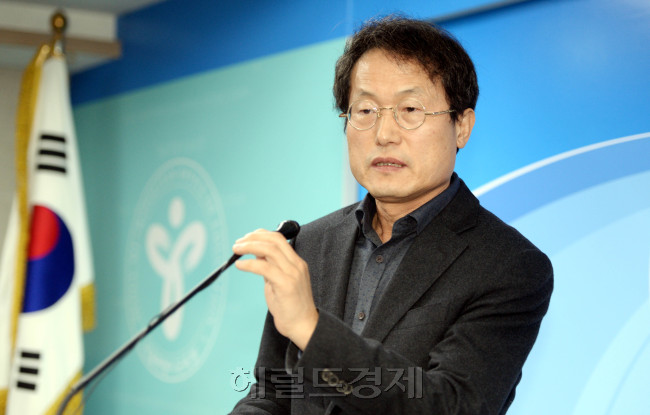 조희연 서울시교육감이 16일 서울시 종로구 시교육청 브리핑실에서 ‘정유라씨 출신학교 특정감사’ 중간발표를 하고 있다. 박현구 기자/phko@heraldcorp.com