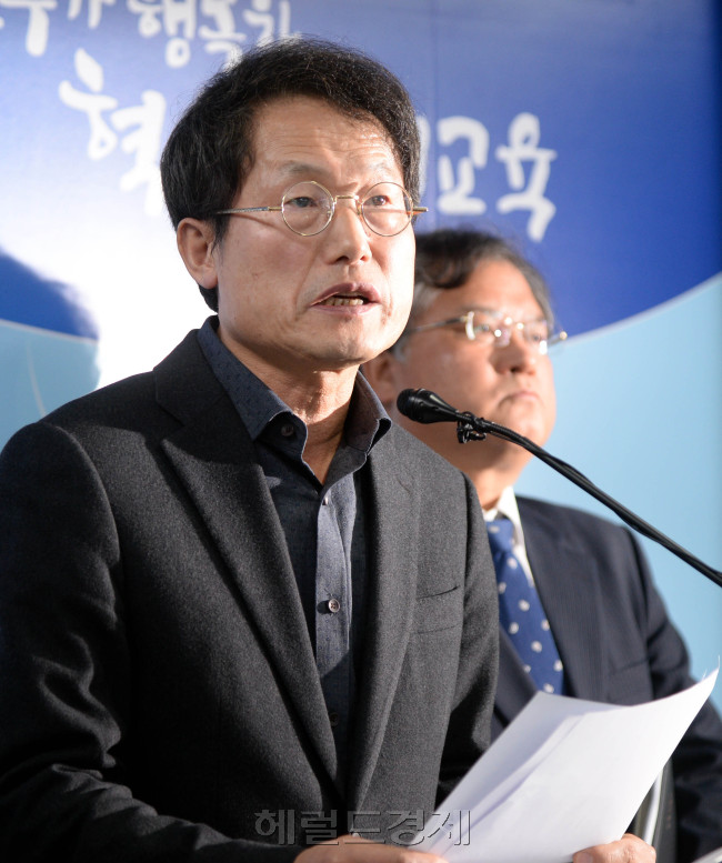 조희연 서울시교육감이 16일 서울시 종로구 시교육청 브리핑실에서 ‘정유라씨 출신학교 특정감사’ 중간발표를 하고 있다. 박현구 기자/phko@heraldcorp.com