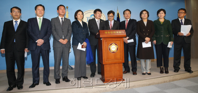 [사진=여야 4당 의원들이 참여한 비주류 모임이 16일 기자회견을 열고 “국회 본회의 혹은 전원위원회를 소집해 (박근혜 대통령의) 질서 있는 퇴진을 위한 구체적인 절차와 방법을 논의하자”고 제안했다. 왼쪽부터 김종대(정의당), 주승용(국민의당), 황영철(새누리당), 박영선(더불어민주당), 이종구(새누리당), 우원식(민주당), 변재일(민주당), 이혜훈(새누리당), 박주현(국민의당), 민병두(민주당) 의원. 박해묵 기자 mook@heraldcorp.com]