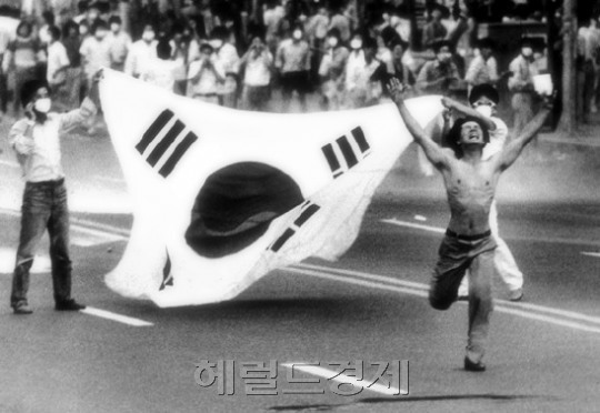 1987년 6월 민주항쟁은 수십년간 이어진 군부독재를 청산하고 국민이 스스로 원하는 지도자를 선출한 민주정부를 세우기 위한 거대한 움직임이었다. [사진=헤럴드경제DB]
