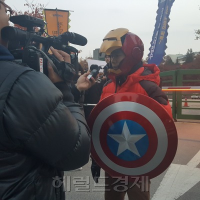 [사진=17일 오전 2017학년도 대학수학능력시험이 치러진 서울 중구 이화여외고 시험장 앞. 수험생을 응원하기 위해 아이언맨 헬멧과 캡틴아메리카 방패를 든 한 수험생 가족. 구민정 기자/korean.gu@heraldcorp.com]
