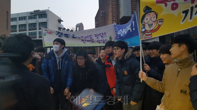 [사진=17일 오전 2017학년도 대학수학능력시험이 치러진 서울 종로구 동성고 시험장 앞. 경복고 학생들이 피켓 아래서 선배 수험생들을 응원하고 있다. 유오상 기자/osyoo@heraldcorp.com]