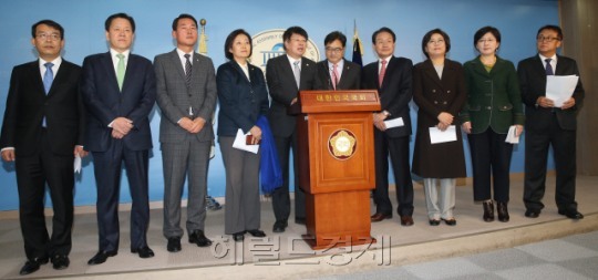 [사진=여야 4당 의원들이 참여한 비주류 모임이 16일 기자회견을 열고 “국회 본회의 혹은 전원위원회를 소집해 (박근혜 대통령의) 질서 있는 퇴진을 위한 구체적인 절차와 방법을 논의하자”고 제안했다. 왼쪽부터 김종대(정의당), 주승용(국민의당), 황영철(새누리당), 박영선(더불어민주당), 이종구(새누리당), 우원식(민주당), 변재일(민주당), 이혜훈(새누리당), 박주현(국민의당), 민병두(민주당) 의원. 박해묵 기자 mook@heraldcorp.com]