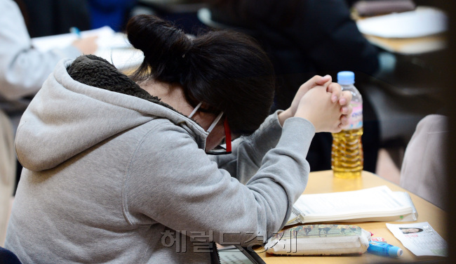 [헤럴드경제=박현구 기자] 2017학년도 대학수학능력시험이 17일 오전 전국 1183개 고사징에서 일제히 치러졌다. 올해 수능에는 지난해보다 2만 5천200명 감소한 60만 5천987명이 지원했다. 사진은 서울 중구 이화여외고 앞에서 벌어진 고교 재학생들의 응원 모습. 자녀에게 행운의 뽀뽀를 건네는 어머니도 보인다. 입실한 수험생들은 기도를 하며 마음을 가라앉히고 있다. phko@heraldcorp.com