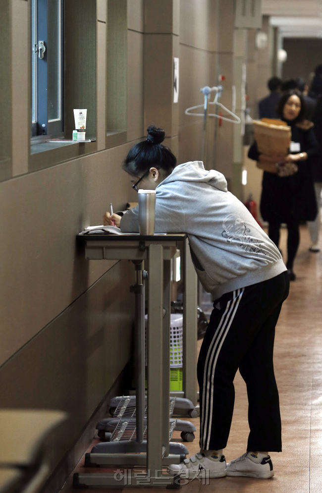[헤럴드경제=박현구 기자] 2017학년도 대학수학능력시험이 17일 오전 전국 1183개 고사징에서 일제히 치러졌다. 올해 수능에는 지난해보다 2만 5천200명 감소한 60만 5천987명이 지원했다. 사진은 서울 중구 이화여외고 앞에서 벌어진 고교 재학생들의 응원 모습. 자녀에게 행운의 뽀뽀를 건네는 어머니도 보인다. 입실한 수험생들은 기도를 하며 마음을 가라앉히고 있다. phko@heraldcorp.com