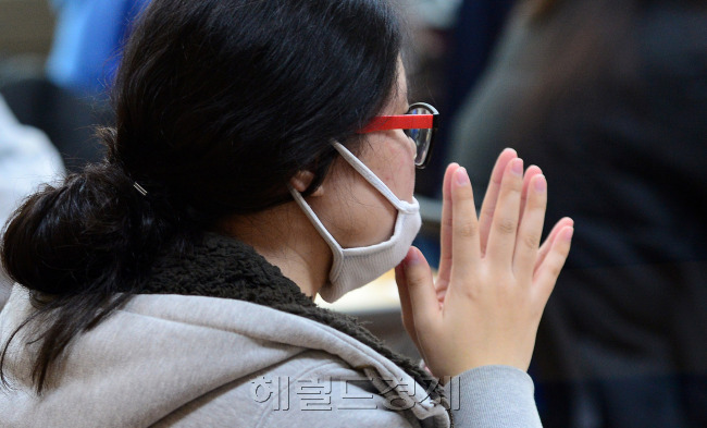 [헤럴드경제=박현구 기자] 2017학년도 대학수학능력시험이 17일 오전 전국 1183개 고사징에서 일제히 치러졌다. 올해 수능에는 지난해보다 2만 5천200명 감소한 60만 5천987명이 지원했다. 사진은 서울 중구 이화여외고 앞에서 벌어진 고교 재학생들의 응원 모습. 자녀에게 행운의 뽀뽀를 건네는 어머니도 보인다. 입실한 수험생들은 기도를 하며 마음을 가라앉히고 있다. phko@heraldcorp.com