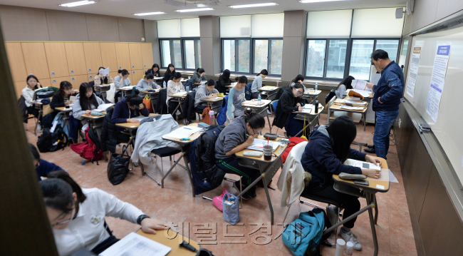 [헤럴드경제=박현구 기자] 2017학년도 대학수학능력시험이 17일 오전 전국 1183개 고사징에서 일제히 치러졌다. 올해 수능에는 지난해보다 2만 5천200명 감소한 60만 5천987명이 지원했다. 사진은 서울 중구 이화여외고 앞에서 벌어진 고교 재학생들의 응원 모습. 자녀에게 행운의 뽀뽀를 건네는 어머니도 보인다. 입실한 수험생들은 기도를 하며 마음을 가라앉히고 있다. phko@heraldcorp.com