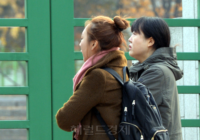 [헤럴드경제=박현구 기자] 2017학년도 대학수학능력시험이 17일 오전 전국 1183개 고사징에서 일제히 치러졌다. 올해 수능에는 지난해보다 2만 5천200명 감소한 60만 5천987명이 지원했다. 사진은 서울 중구 이화여외고 앞에서 벌어진 고교 재학생들의 응원 모습. 자녀에게 행운의 뽀뽀를 건네는 어머니도 보인다. 입실한 수험생들은 기도를 하며 마음을 가라앉히고 있다. phko@heraldcorp.com