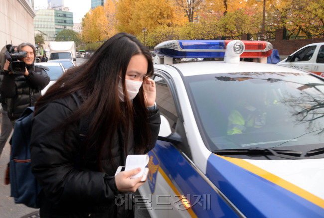 [헤럴드경제=박현구 기자] 2017학년도 대학수학능력시험이 17일 오전 전국 1183개 고사징에서 일제히 치러졌다. 올해 수능에는 지난해보다 2만 5천200명 감소한 60만 5천987명이 지원했다. 사진은 서울 중구 이화여외고 앞에서 벌어진 고교 재학생들의 응원 모습. 자녀에게 행운의 뽀뽀를 건네는 어머니도 보인다. 입실한 수험생들은 기도를 하며 마음을 가라앉히고 있다. phko@heraldcorp.com