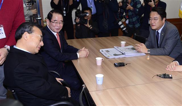 이정현 새누리당 대표(왼쪽)와 정진석 원내대표(오른쪽)가 17일 오전 서울 여의도 새누리당 당사에서 열린 최고위원회의에 앞서 면담하고 있다.  박해묵기자/mook@heraldcorp.com
