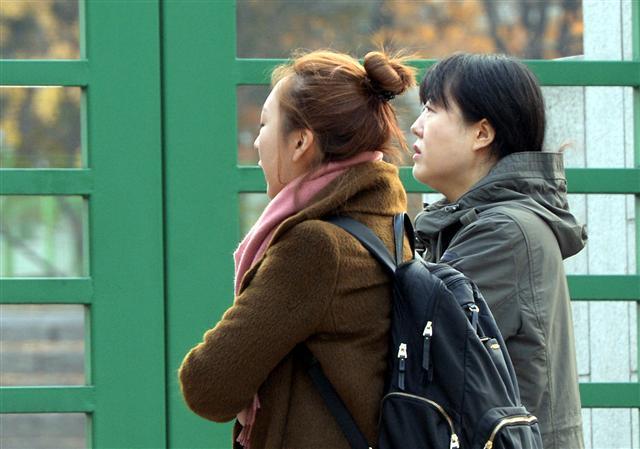 부모의 마음은 수험생들보다 더 떨리고 긴장된다. 2017학년도 대학수학능력시험이 치러진 17일 오전 서울 중구 이화여자외국어고등학교에서 학부모가 닫힌 교문 앞에서 고득점 기원을 담아 애타는 눈빛을 보내고 있다.  박현구 기자phko@