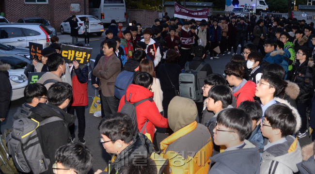 [사진=2017학년도 대학수학능력시험이 17일 오전 전국 1183개 고사징에서 일제히 치러졌다. 올해 수능에는 지난해보다 2만5200명 감소한 60만 5987명이 지원했다. 사진은 서울 종로구 경복고 앞에서 벌어진 고교 재학생들의 응원 모습. 박현구 기자 / phko@heraldcorp.com]