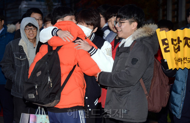 [사진=2017학년도 대학수학능력시험이 17일 오전 전국 1183개 고사징에서 일제히 치러졌다. 올해 수능에는 지난해보다 2만5200명 감소한 60만 5987명이 지원했다. 사진은 서울 종로구 경복고 앞에서 벌어진 고교 재학생들의 응원 모습. 박현구 기자 / phko@heraldcorp.com]