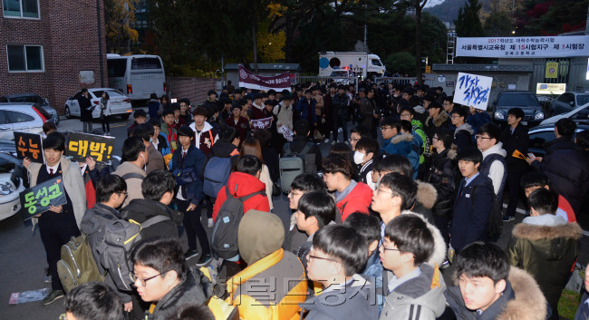 [사진=2017학년도 대학수학능력시험이 17일 오전 전국 1183개 고사징에서 일제히 치러졌다. 올해 수능에는 지난해보다 2만5200명 감소한 60만 5987명이 지원했다. 사진은 서울 종로구 경복고 앞에서 벌어진 고교 재학생들의 응원 모습. 박현구 기자 / phko@heraldcorp.com]