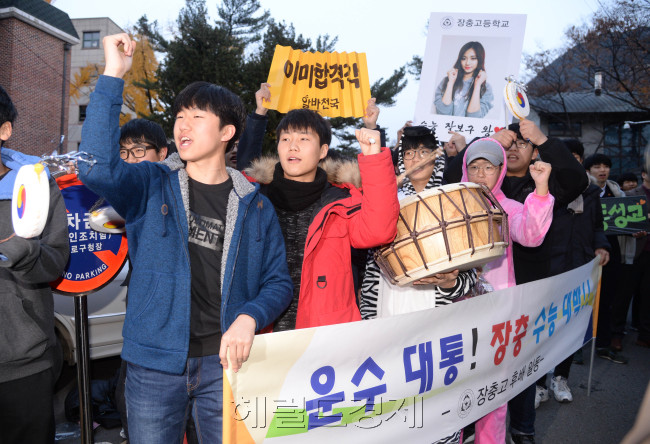 [사진=2017학년도 대학수학능력시험이 17일 오전 전국 1183개 고사징에서 일제히 치러졌다. 올해 수능에는 지난해보다 2만5200명 감소한 60만 5987명이 지원했다. 사진은 서울 종로구 경복고 앞에서 벌어진 고교 재학생들의 응원 모습. 박현구 기자 / phko@heraldcorp.com]