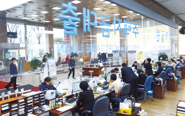 미국의 금리 인상 가능성이 높아지고, 트럼트 당선 이후 채권금리가 폭등하면서 국내 시중은행들의  대출금리가 급등하고 있다. 전문가들은 금리가 단기간에 급등한 만큼 단기대출로는 변동금리, 장기대출은 고정금리를 추천하고 있다.